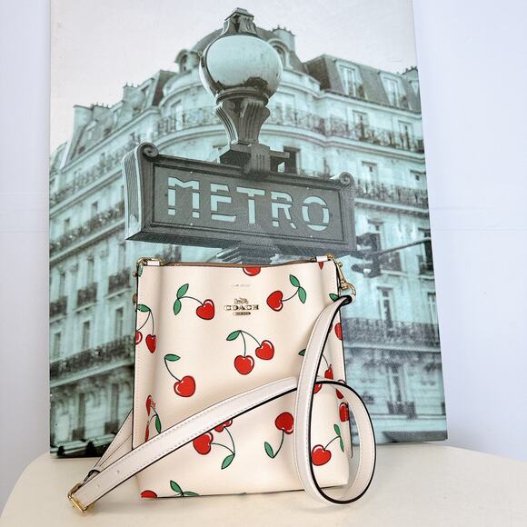 Coach CF422 Mollie Bucket 22 With Heart Cherry Print IN Chalk Multi - Picture 4 of 7